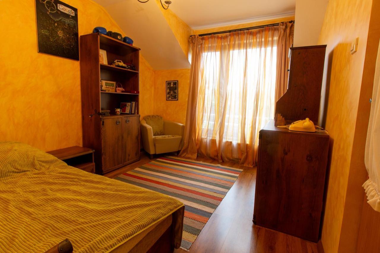 Vila Cu Mesteceni Къмпина Екстериор снимка